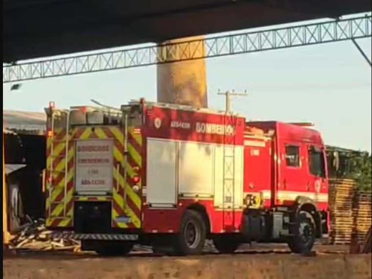Duas viaturas e seis bombeiros foram mobilizados para atender ocorrência