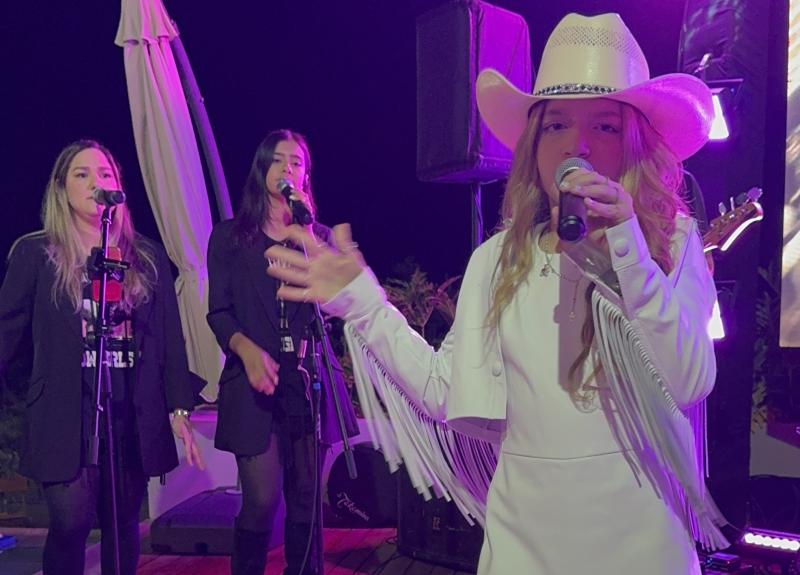 Rebeca Zanetti lançando sua nova música