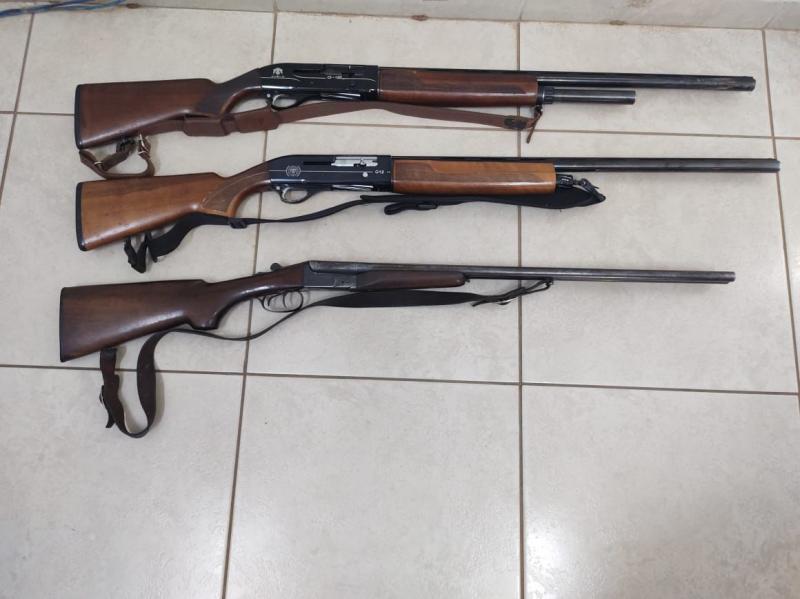 Duas espingardas calibre 12 e uma de calibre 20 foram temporariamente apreendidas