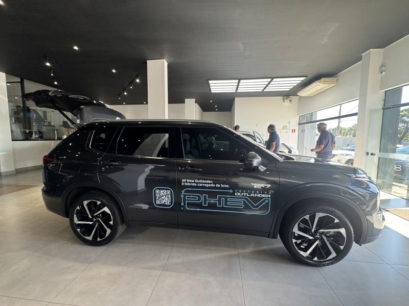 Novo Outlander chama atenção pelo design imponente: rodas de 20 polegadas e linhas limpas nas laterais