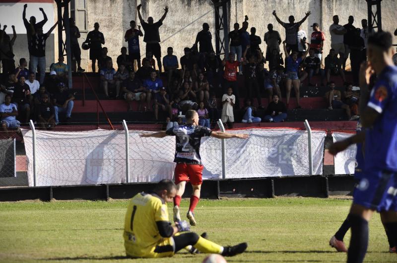 Lateral-direito Ju fez o 1º do Metralhas na vitória por 2 a 0 sobre o Só Os Nossos, na semifinal 