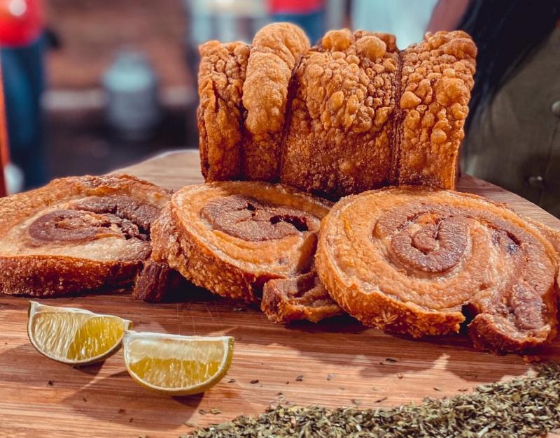Estações gastronômicas reúnem uma ampla variedade de preparos do petisco, como a pururuca, de rolo e de boteco