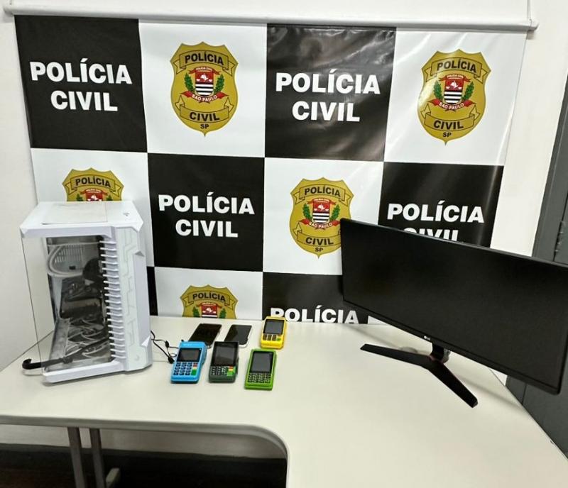 Telefones celulares, computadores e máquinas de cartões foram apreendidos nesta terça-feira
