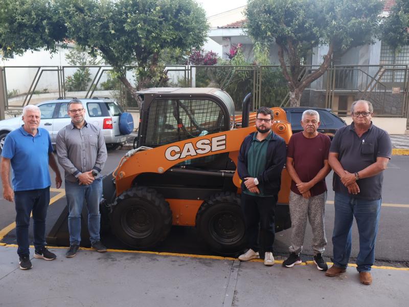 Minicarregadeira foi entregue para Divisão Municipal de Mobilidade e Serviços Públicos de Pirapozinho