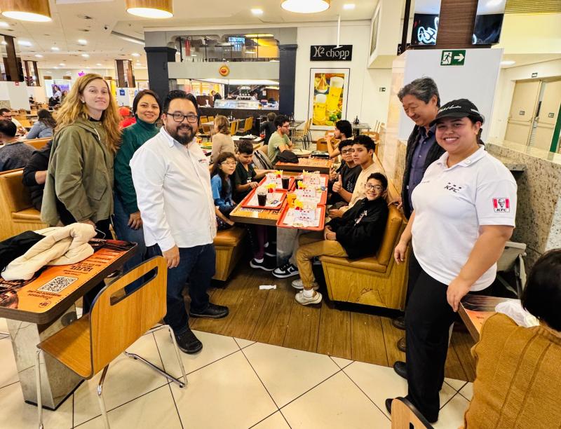 Rotarianos recepcionam crianças da Associação de Proteção aos Cegos, na loja KFC, no Prudenshopping