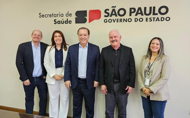 Eleuses Paiva (centro) e assessores recebem presidente do Hospital de Esperança, Ricardo Anderson Ribeiro, e a superintendente do HE, Marilza Fortunato Barbosa