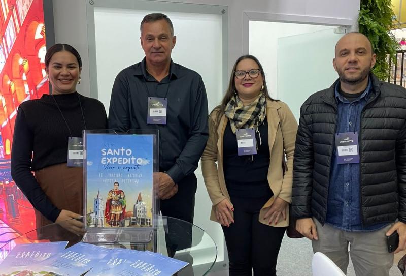 Comitiva de Santo Expedito: prefeito Anderson José Bétio, representantes do Departamento de Turismo e Cultura, Lilian Florentino e Liandra Rafael, e consultor Luiz Fernando Neves