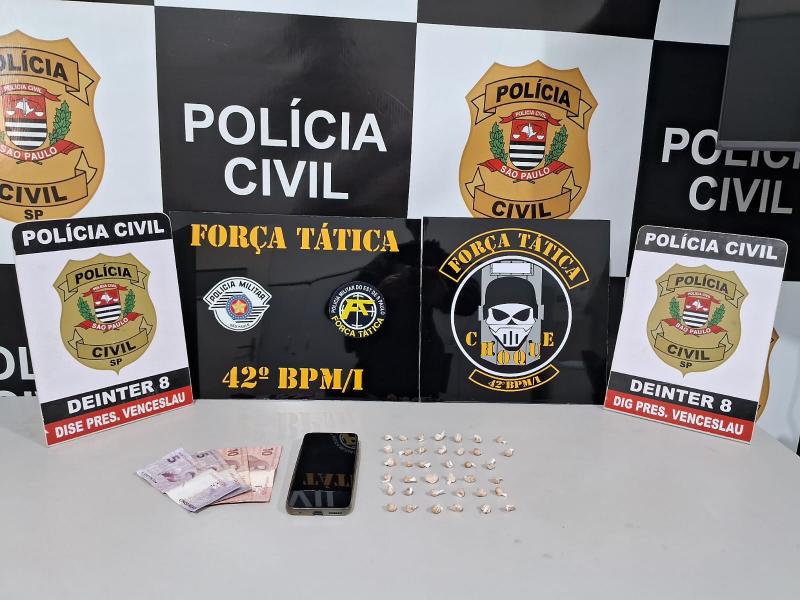 Envolvidos foram flagrados com porções de drogas, dinheiro e celulares, durante operação
