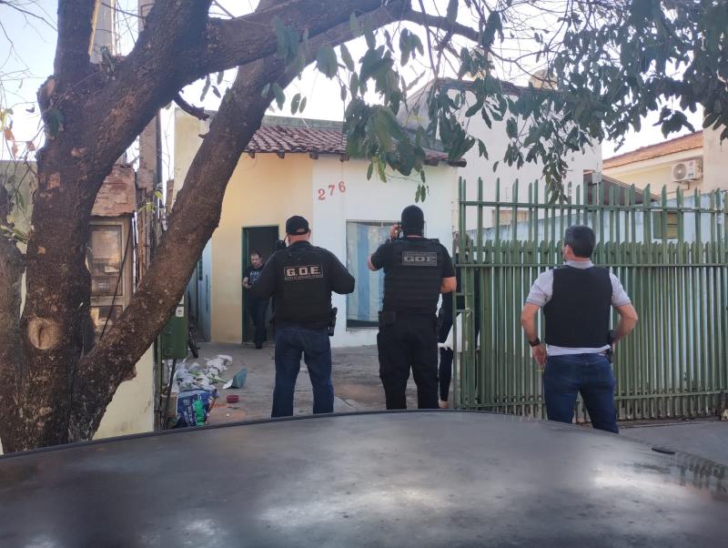 Porções de drogas, balança, simulacro de arma de fogo, eletrônicos e dinheiro foram apreendidos pela DIG/Dise e GOE