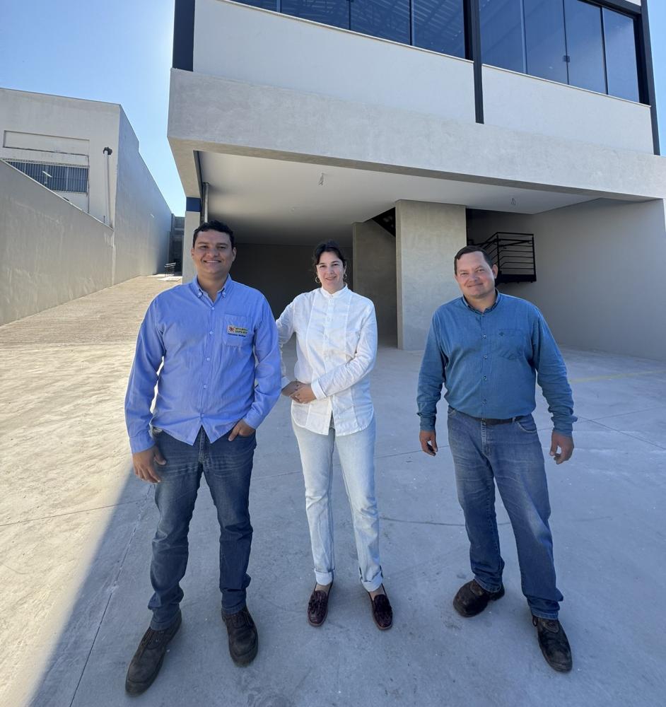 Engenheiro Rafael Rosa, da Metalúrgica Santa Rita, arquiteta Stephanie Teixeira e o mestre da obra, Rafael Paiva
