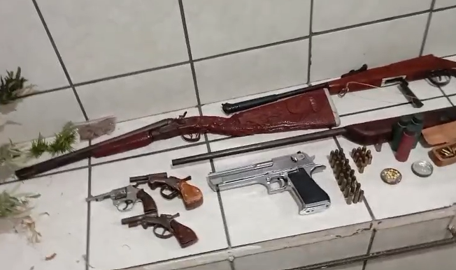 Em um sítio no bairro Saltinho, PMs localizaram armas, munições, petrechos e mais drogas
