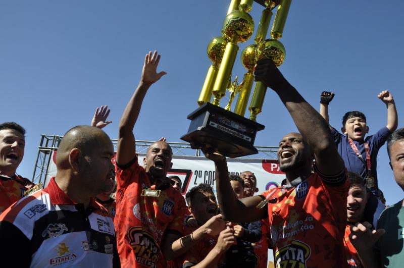 Capitão do Metralhas, Almir Gullit levantou a taça de campeão da 2ª Copa LZB Prudente TH+ SBT 