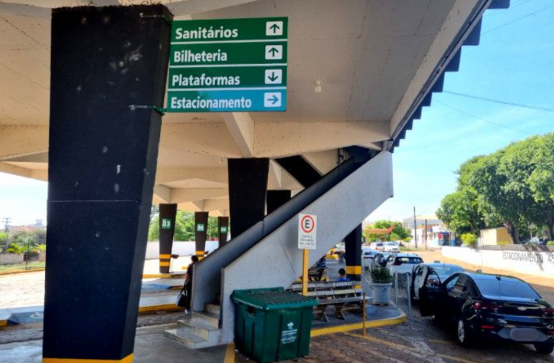 Mulher, de 20 anos, se dirigiu ao terminal para comprar passagem, onde foi abordada pelo suspeito