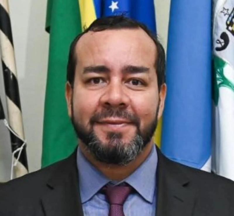 Natural de Ribas do Rio Pardo (MS), Léo chegou à suplência nas eleições de 2020, em Epitácio