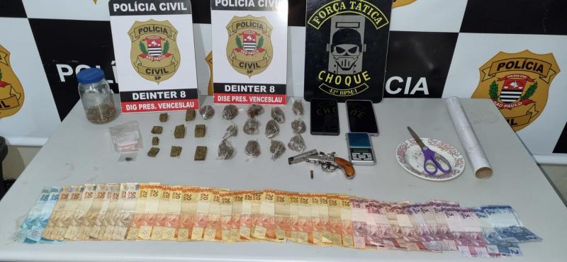 Entorpecentes, dinheiro, garrucha e material para embalagem de drogas foram apreendidos