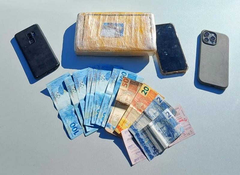 Acusados foram flagrados com porções de crack, cocaína e maconha, entre outros objetos