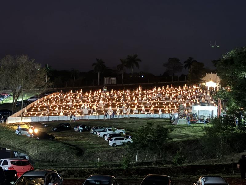 Cemitério Japonês de Álvares Machado, iluminado durante a cerimônia das velas do Shokonsai