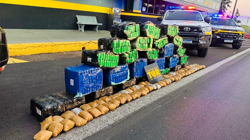 Em vistoria no veículo, os patrulheiros localizaram 566 tabletes de maconha e 79 porções de skunk