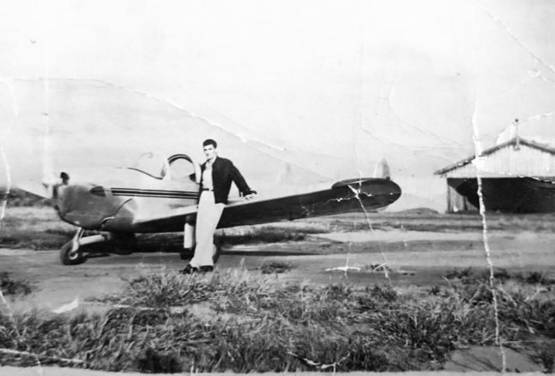 Moacyr de Padua Mello e seu pequeno avião Air Coupe, na década de 40:  chegada do 1º médico em Iepê, pilotando o próprio avião numa pista improvisada foi um evento histórico