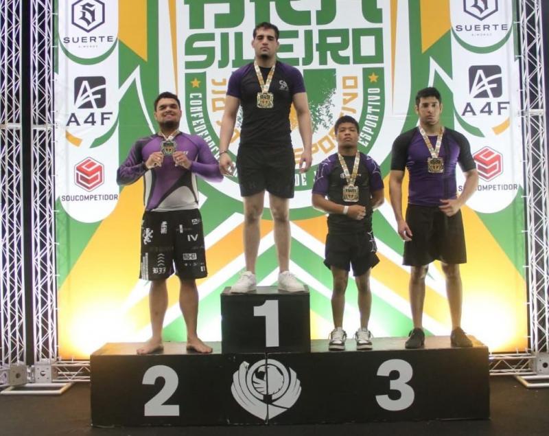 Lucas garantiu o 2º lugar na categoria absoluto (sem limite de peso) - faixa roxa adulto