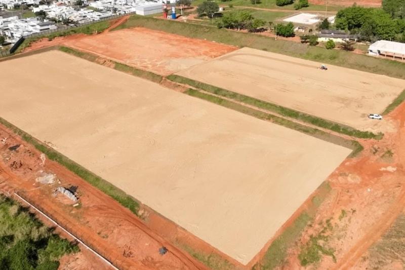Expectativa do Carcará é que, em até 15 dias, três campos do novo CT recebam as sementes de grama