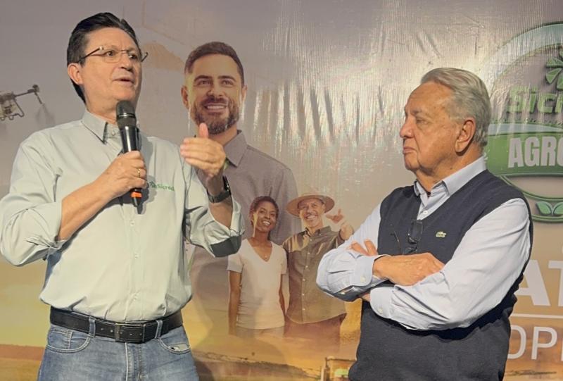Jorge Guedes, presidente da Sicredi Rio Paraná, rendendo homenagens ao ex-ministro da Agricultura, Roberto Rodrigues: “Verdadeira lenda viva do agronegócio e do cooperativismo”