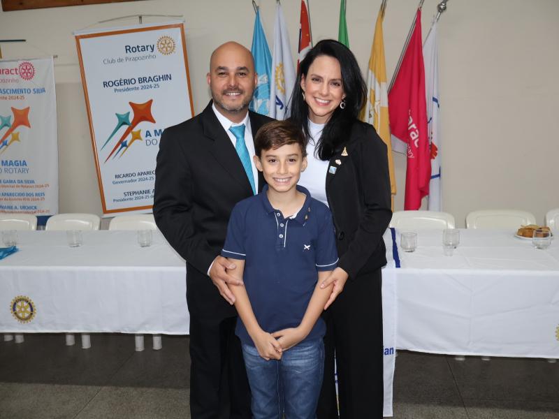 Fabricio Agusto Ribeiro com a esposa Larissa e o filho Samuel