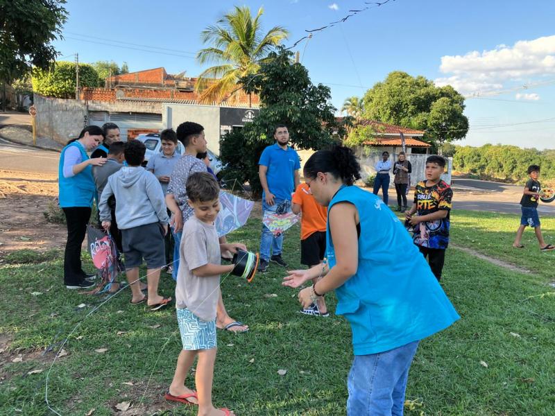 Em pracinha do Humberto Salvador, profissionais da Energisa orientaram crianças sobre brincadeira segura