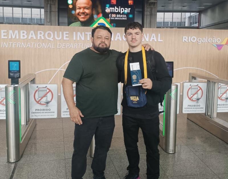 Luciano Beraldo e Kaike Ribeiro no embarque do atleta nesta sexta-feira