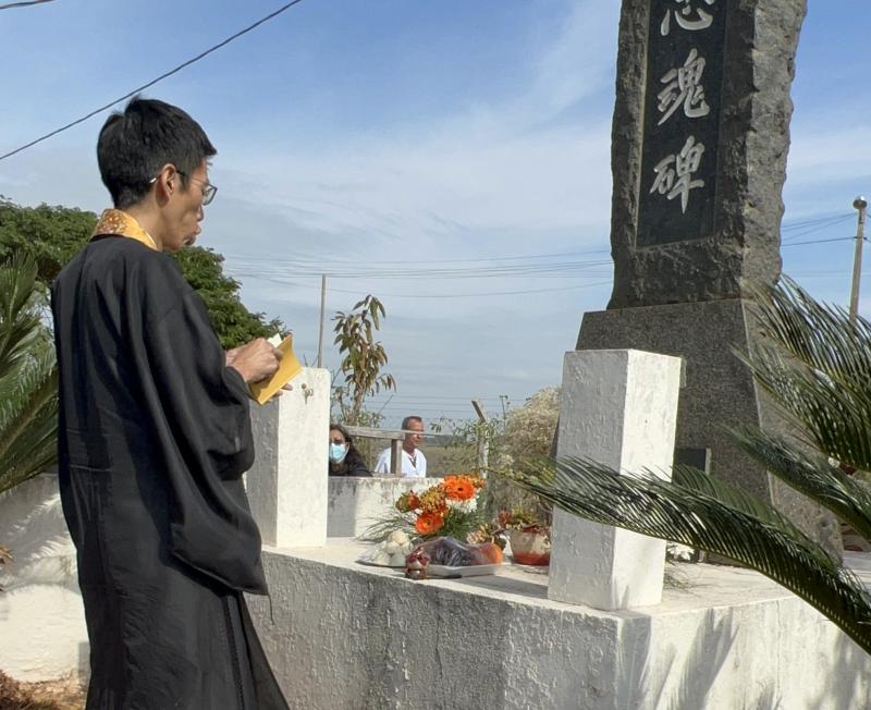Oração pela paz: momento de reverência e oração no monumento em memória aos soldados de todas as nações falecidos na 2ª Guerra Mundial, gesto que reafirma o espírito pacifista do Shokonsai