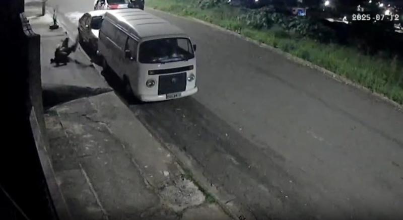 Vídeo gravado por uma câmera de monitoramento mostra momento em que PM de 47 anos foi alvejado