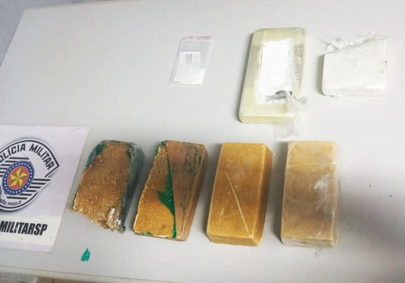 Em Prudente, homem pulou muro durante fuga, mas ainda foi alcançado e flagrado com tijolos de drogas