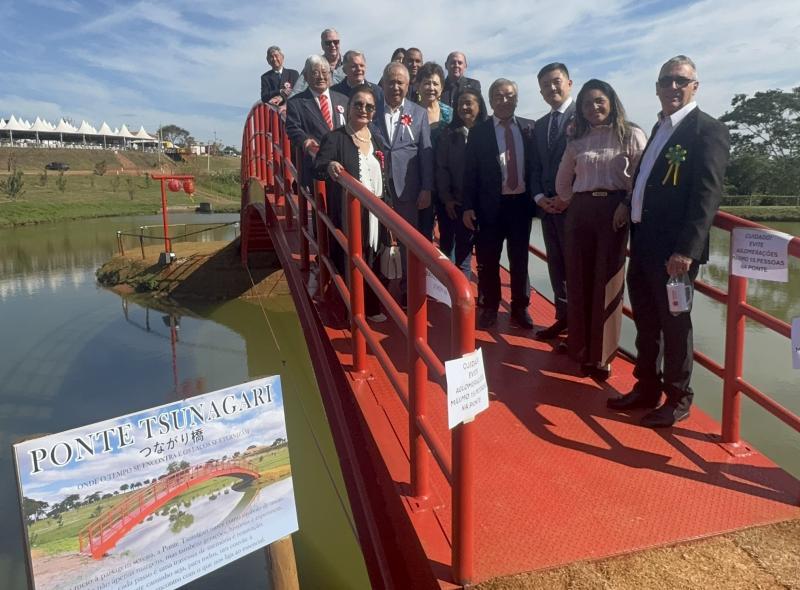 Inauguração da Ponte Tsunagari, cujo nome, conforme a descrição, significa “onde o tempo se encontra em meio à paisagem”