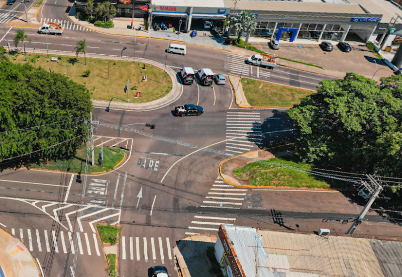 Batida entre veículos ocorreu no cruzamento da Rua Ciro Bueno com Avenida Manoel Goulart