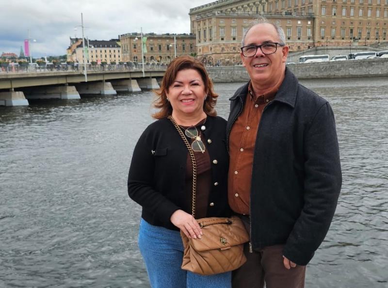  José Gasques, presidente do Sicoob Paulista, e a esposa, ontem em Estocolmo, na Suécia