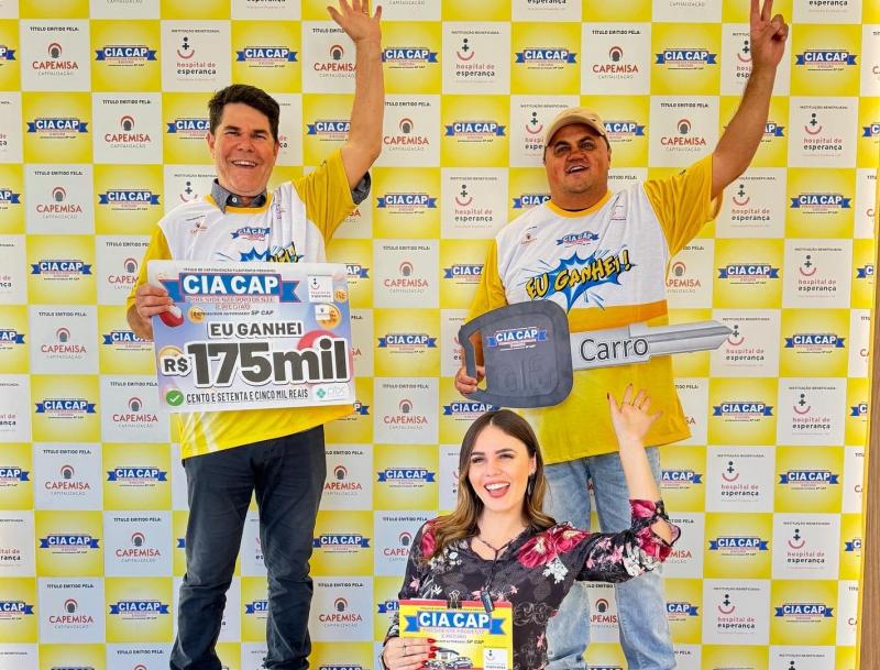 Tati Piovanni, a repórter CiaCap, entregando os prêmios do último domingo aos ganhadores, Adriano Goes Rodrigues, de Presidente Prudente, e Sidinei de Sousa Araújo, de Martinópolis