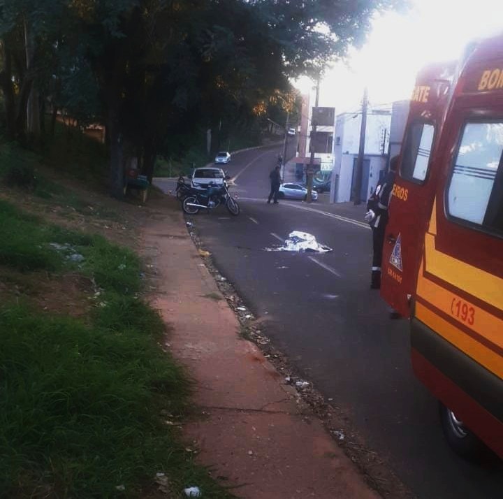 Klemerson desceu correndo a linha férrea e caiu sobre faixa de rolamento na Rua Mendes de Moraes