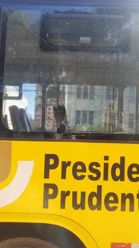 Ônibus foi danificado na manhã desta quarta, em Prudente
