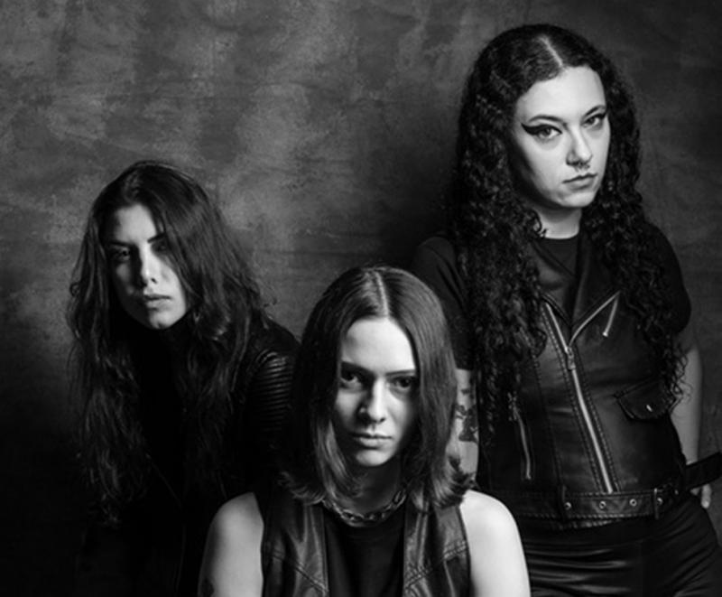 Banda Crypta, pioneira do death metal brasileiro, apresenta sua sonoridade potente e protagonismo feminino