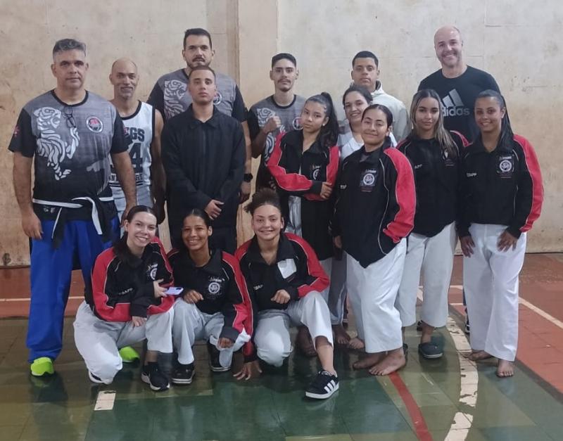 Equipe de karatê feminino de Prudente, sob o comando do técnico Xandão, foi campeã geral na competição