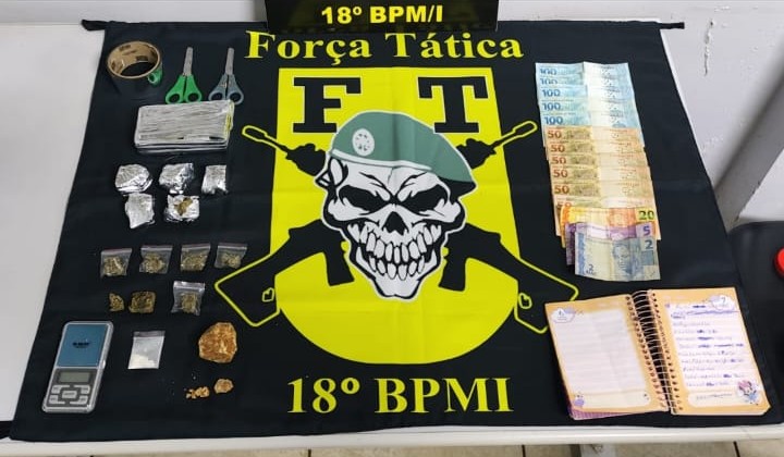 Homem de 19 anos foi flagrado em posse de drogas, dinheiro, material para embalagem e anotações