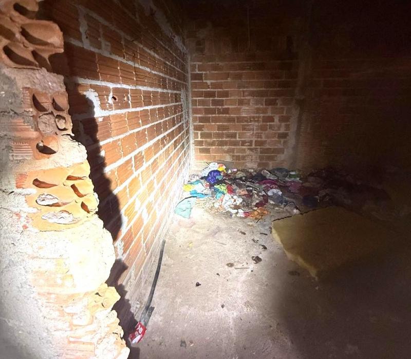 Policiais militares encontraram homem preso em imóvel gritando por socorro