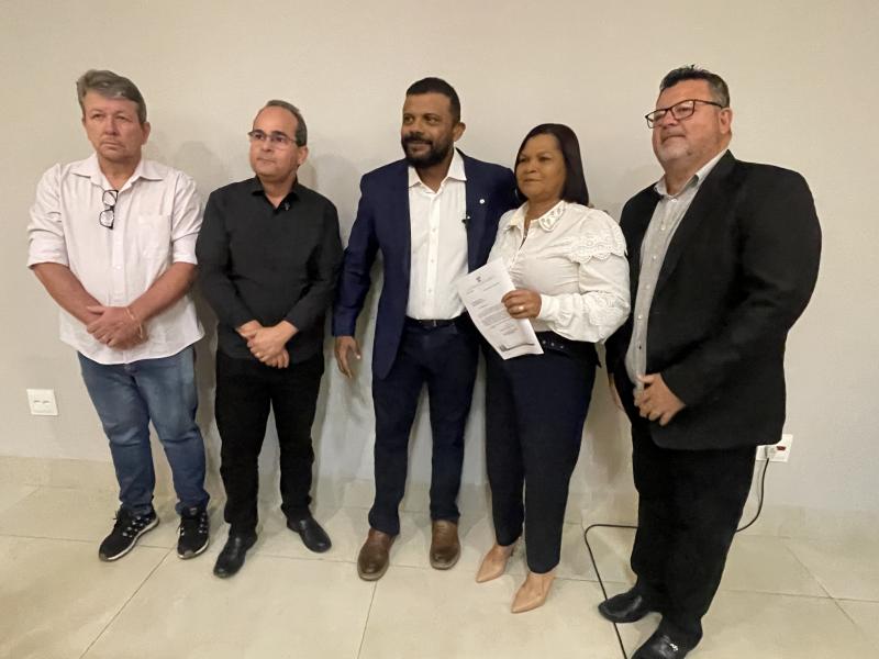 André Lima (segundo à esq.), prefeito de Presidente Epitacio, com vereadores, no encontro com o deputado Da Cunha (no centro)
