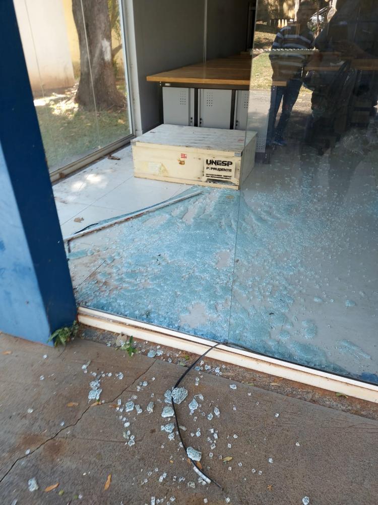 Durante possível surto, jovem teria chutado e quebrado porta de vidro de uma sala de uma universidade