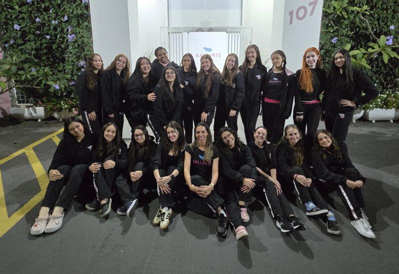 Bailarinas da Ballarte Escola de Dança, no embarque, rumo a Joinville