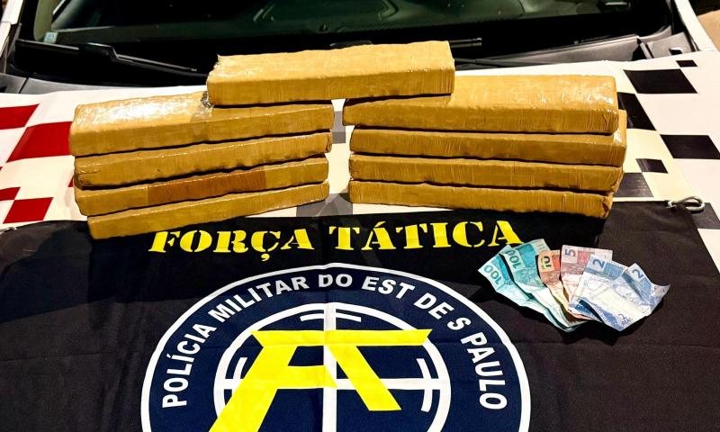 Segundo a PM, quatro tijolos de maconha estavam com motociclista e outros cinco dentro de carro