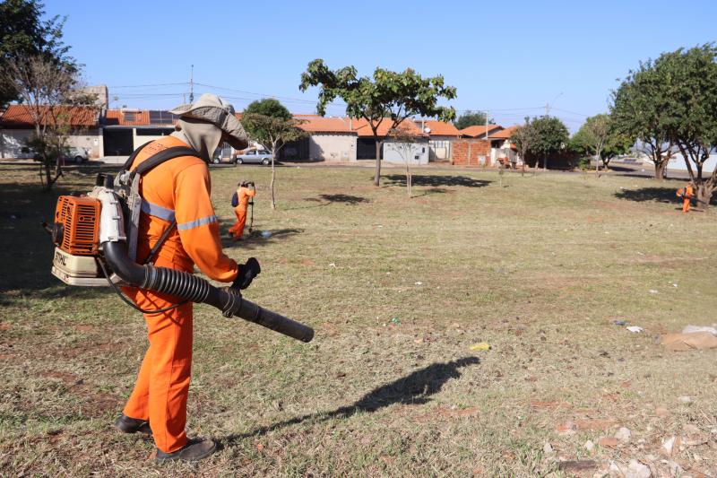 Serviços de manutenção e zeladoria são realizados nos 2 bairros nesta semana