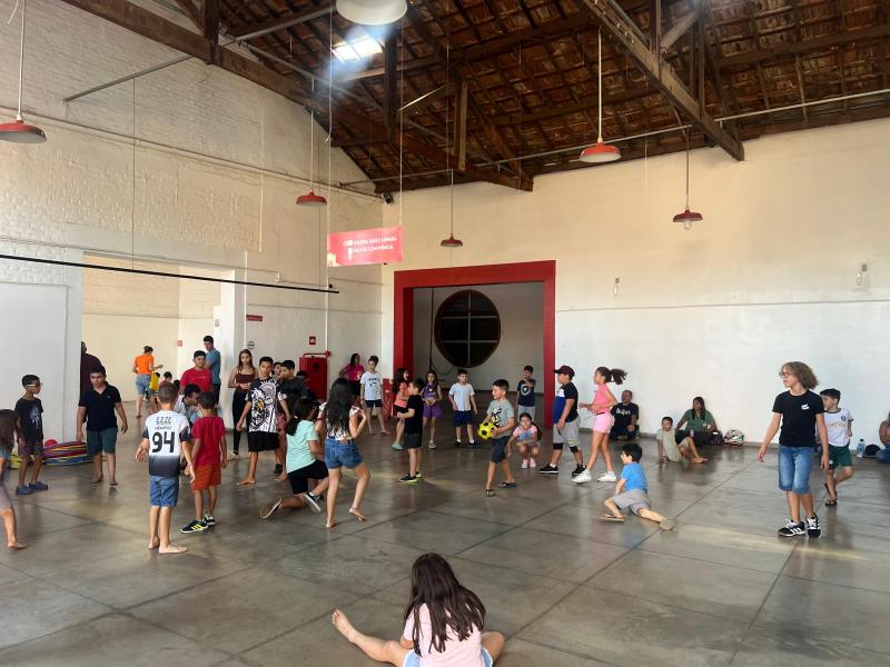 Hoje, foram realizadas brincadeiras de rua com recreadores