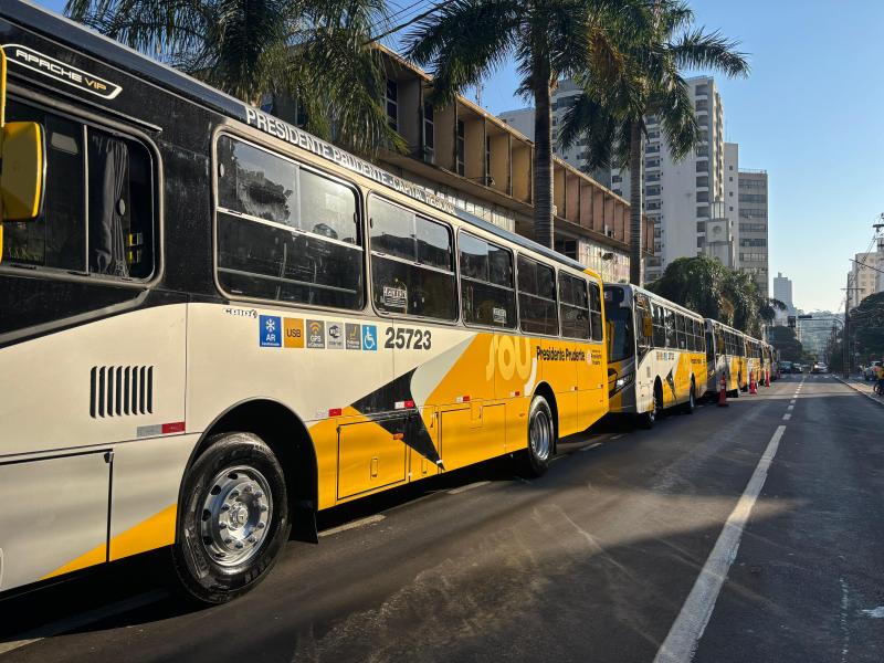 Ônibus foram apresentados na manhã desta quinta