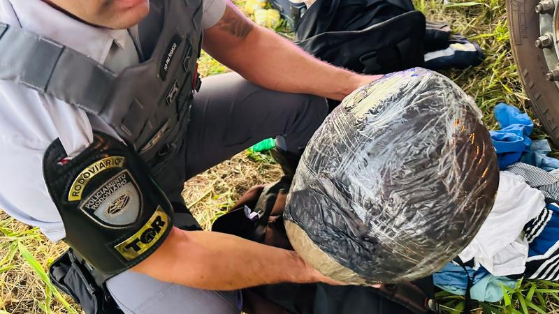 Porções de drogas foram encontradas em bagagens depois de suspeitos demonstrarem nervosismo